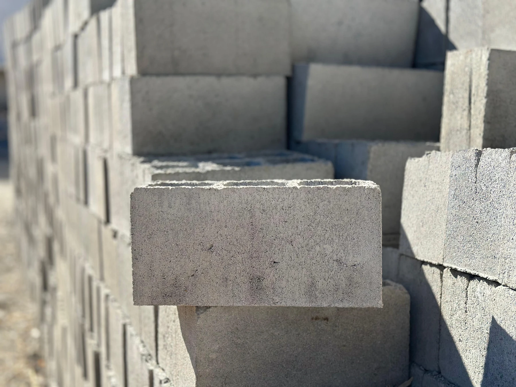 Blocos de concreto SETI empilhados