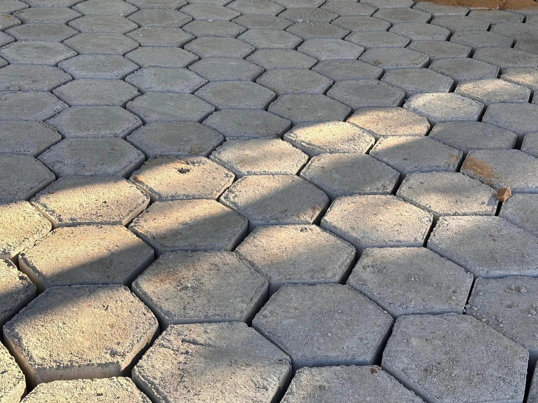 Textura e encaixe de pisos hexagonais de concreto