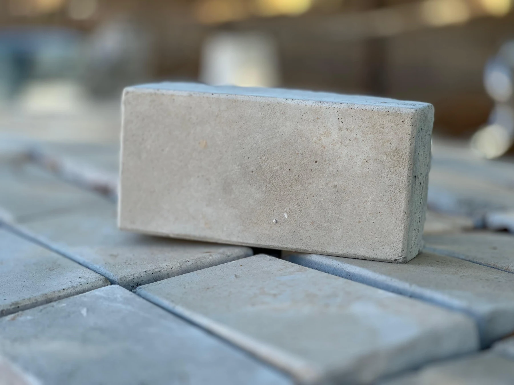 Peça retangular de concreto sobre piso